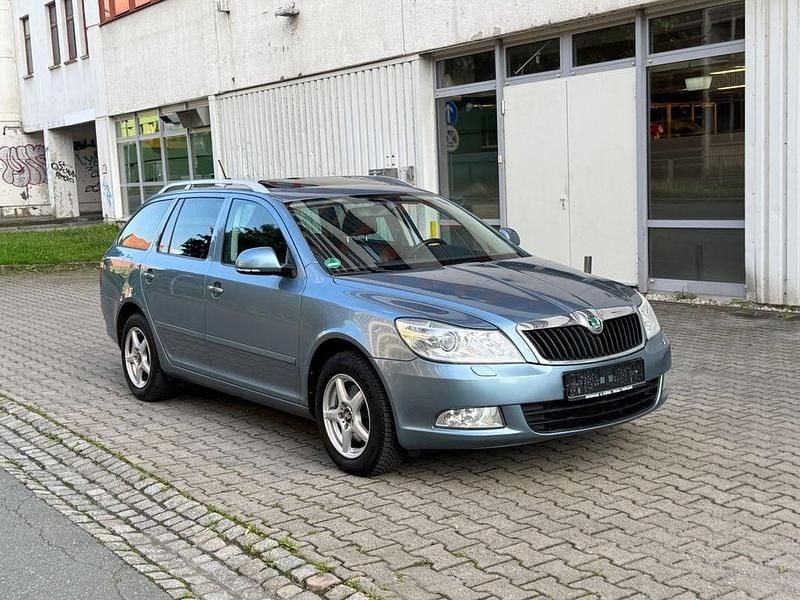Grau Gebraucht 2010 Skoda Octavia Elegance Kombi | 2.999 € (Fairer Preis) - Bild 1/4