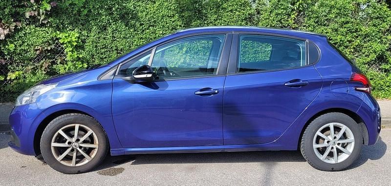Blau Gebraucht 2017 Peugeot 208 Allure Kleinwagen | 6.000 € (Superpreis) - Bild 1/4