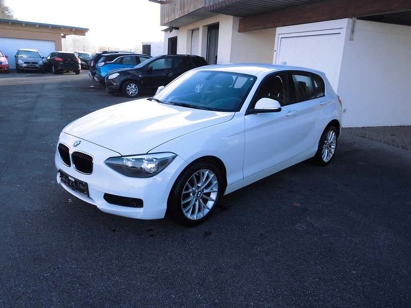 Weiß Gebraucht 2012 BMW 116 Sport Line Kleinwagen | 5.350 € (Superpreis) - Bild 1/4