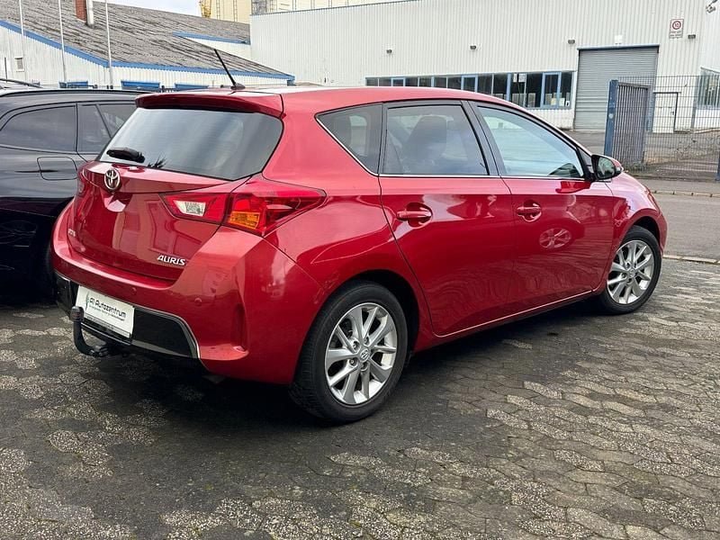 Gebraucht Toyota Auris Edition 99 PS (72 kW) 2013 Rot Limousine