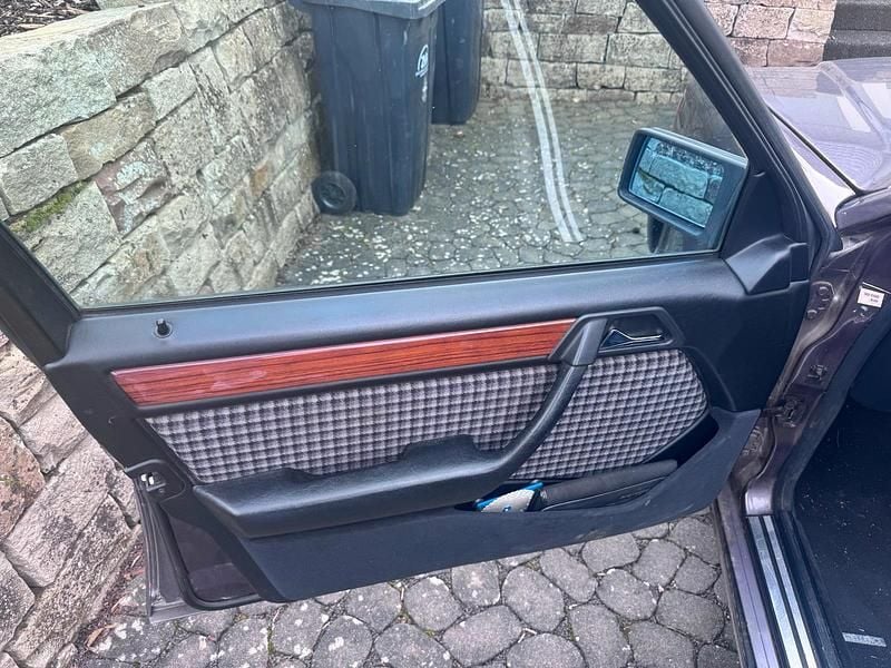 Second-hand Mercedes E300 1992 Berlinǎ