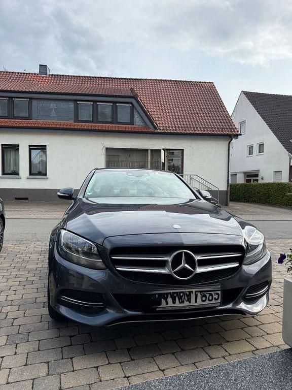 Grau Gebraucht 2014 Mercedes C180 AMG line Limousine | 22.999 € - Bild 1/4