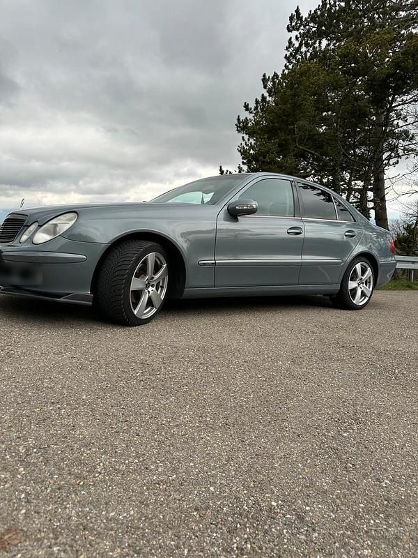 Gebraucht Mercedes E200 163 PS (119 kW) 2004 Blau Limousine