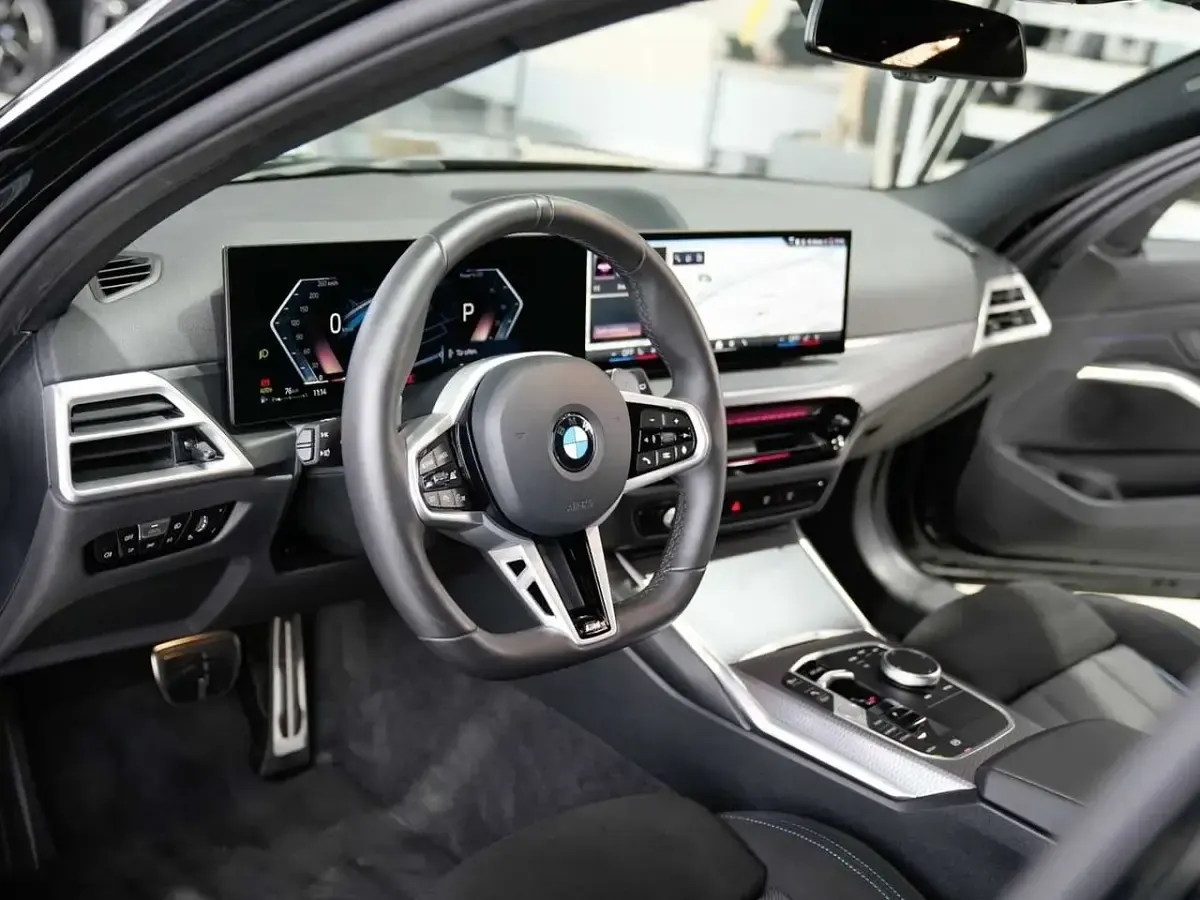 Gebraucht BMW 330 M Sport 245 PS (180 kW) 2026 Saphirschwarz Kombi