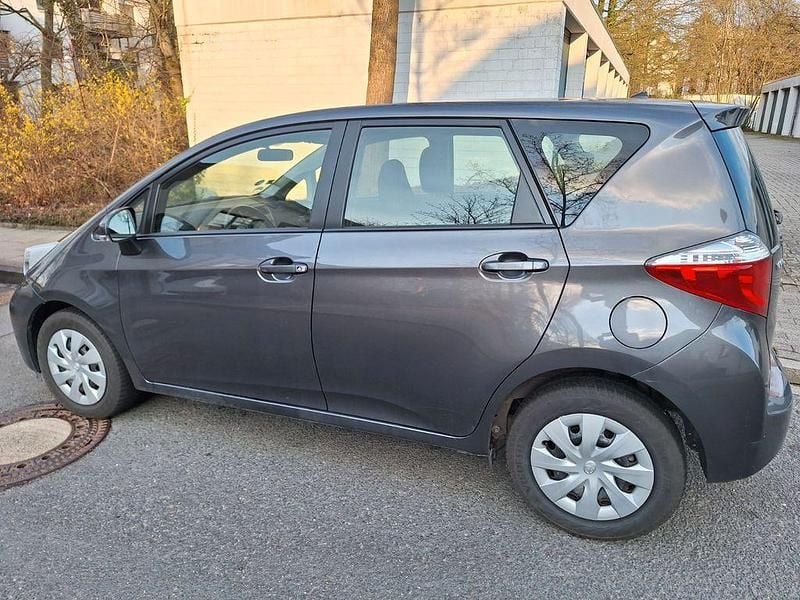 Gebraucht Toyota Verso-S 99 PS (72 kW) 2014 Grau Van / Kleinbus