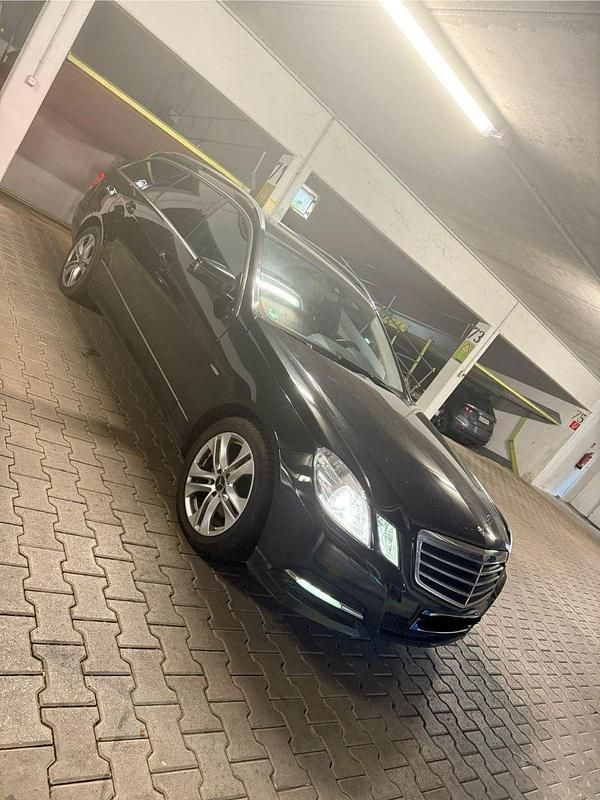 Schwarz Gebraucht 2011 Mercedes E200 Avantgarde Kombi | 3.599 € (Guter Preis) - Bild 1/4