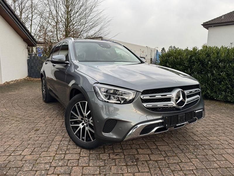 Grau Gebraucht 2020 Mercedes GLC220 AMG line SUV | 37.950 € (Fairer Preis) - Bild 1/4