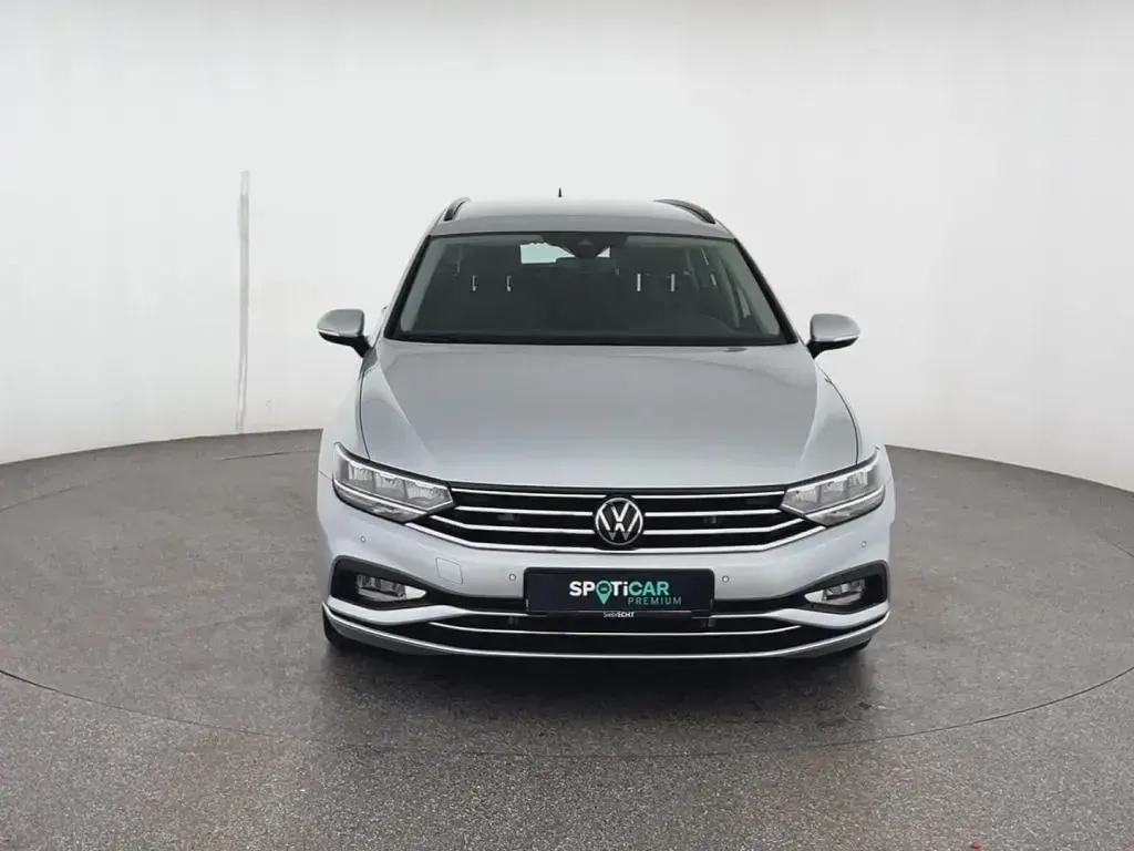 Gebraucht VW Passat Business 150 PS (110 kW) 2023 Silber (metallic) Kombi