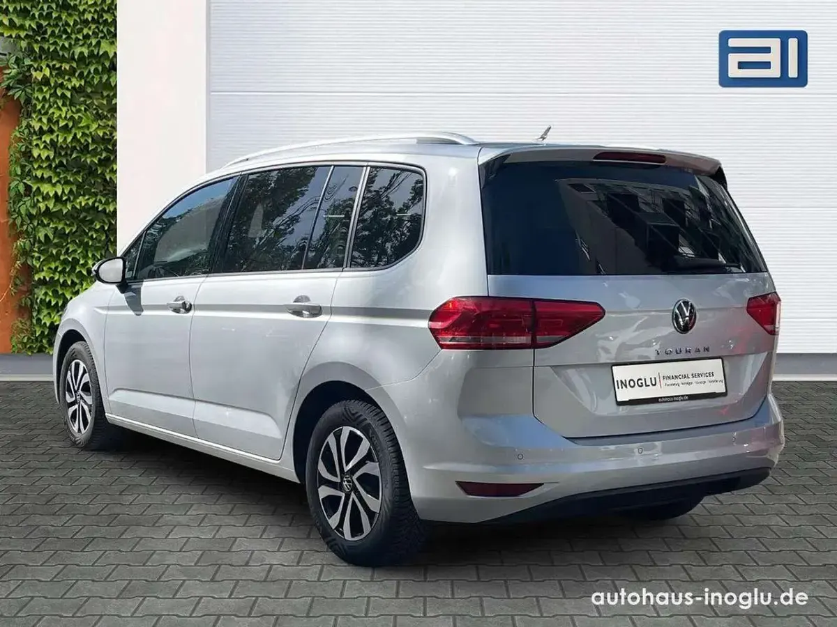 Gebraucht VW Touran Active 150 PS (110 kW) 2022 Reflexsilber metallic Van / Kleinbus