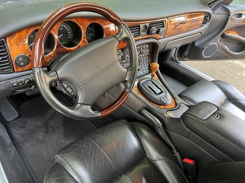 Gebraucht Jaguar XJ8 Sovereign 284 PS (208 kW) 2001 Schwarz Limousine