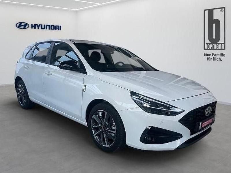 Weiß metallic Gebraucht 2025 Hyundai i30 Advantage Limousine | 24.990 € (Fairer Preis) - Bild 1/4