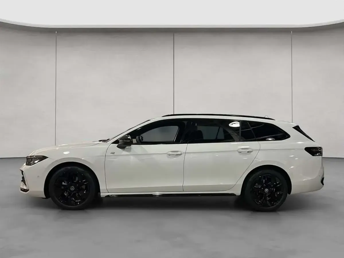 Gebraucht VW Passat R-line 150 PS (110 kW) 2025 Pure white Kombi