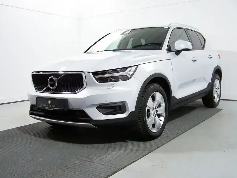 Gebraucht Volvo XC40 Momentum 180 PS (132 kW) 2020 Glacier silver (metallic) SUV