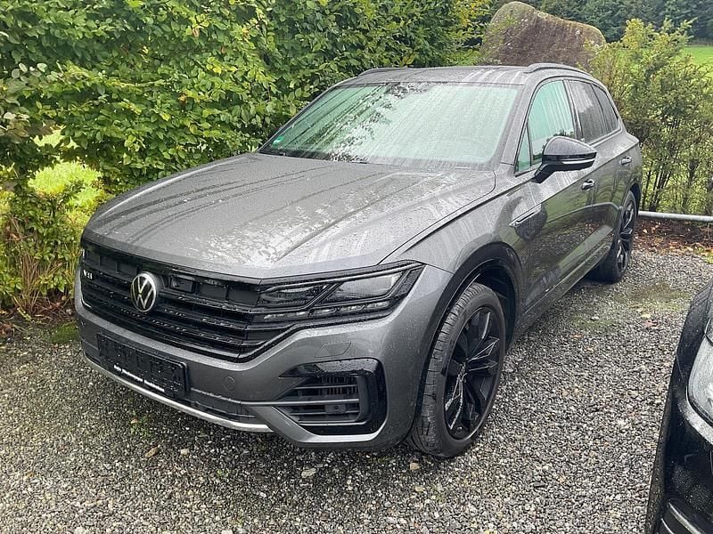 Siliziumgrau metallic Gebraucht 2021 VW Touareg Edition SUV | 62.495 € (Teuer) - Bild 1/2