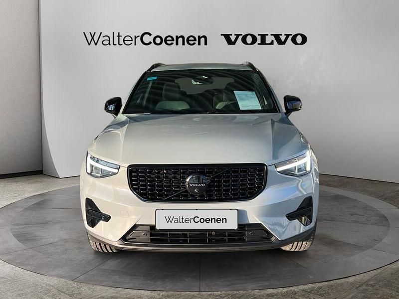 Neu Volvo XC40 Plus 163 PS (119 kW) 2026 Grau SUV