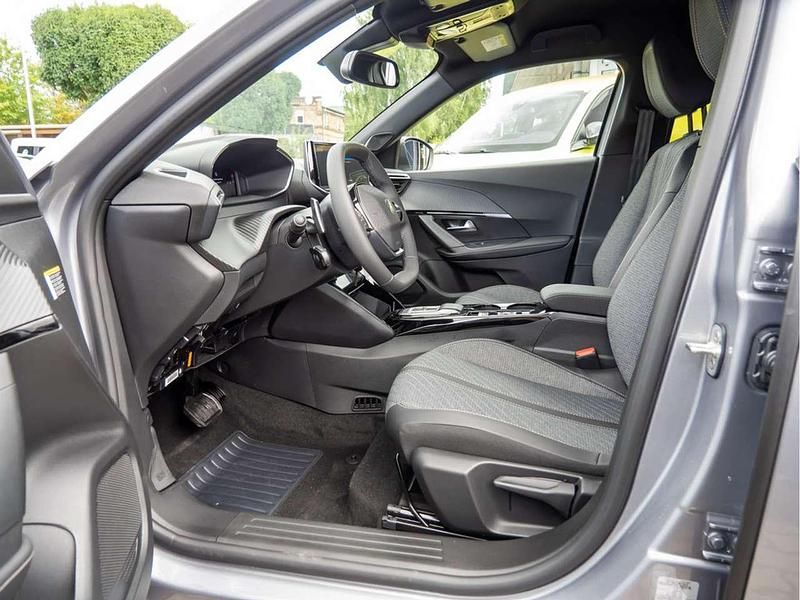 Gebraucht Peugeot 2008 Allure 145 PS (106 kW) 2025 Grau SUV
