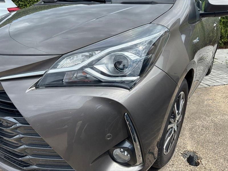 Grau Gebraucht 2019 Toyota Yaris Hybrid Club Kleinwagen | 16.290 € (Fairer Preis) - Bild 1/4