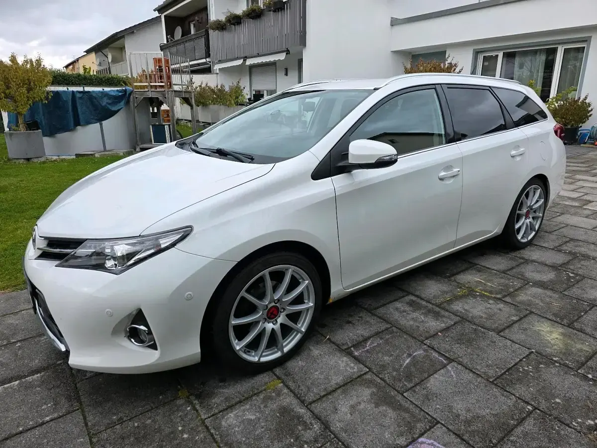 Gebraucht Toyota Auris 133 PS (97 kW) 2014 Weiß Kombi
