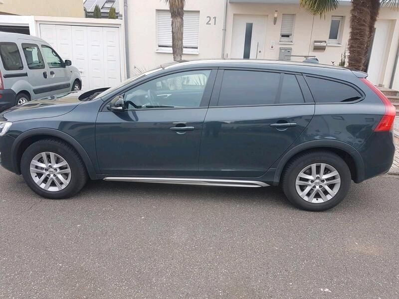 Grau Gebraucht 2018 Volvo V60 CC Plus Kombi | 29.990 € (Fairer Preis) - Bild 1/4