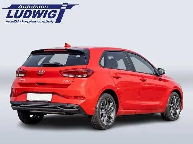 Gebraucht Hyundai i30 GO! 120 PS (88 kW) 2024 Rot (engine red) Limousine