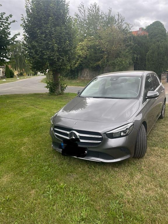 Grau Gebraucht 2019 Mercedes B220 Van / Kleinbus | 22.777 € (Guter Preis) - Bild 1/4