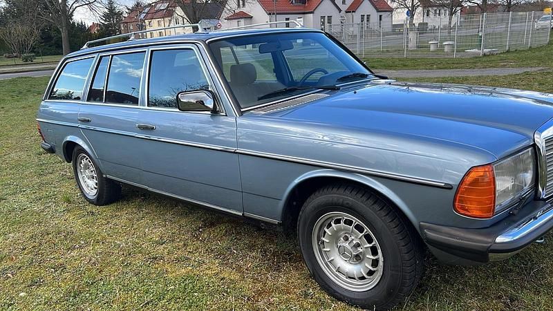 Gebraucht Mercedes 200 108 PS (79 kW) 1984 Blau Kombi