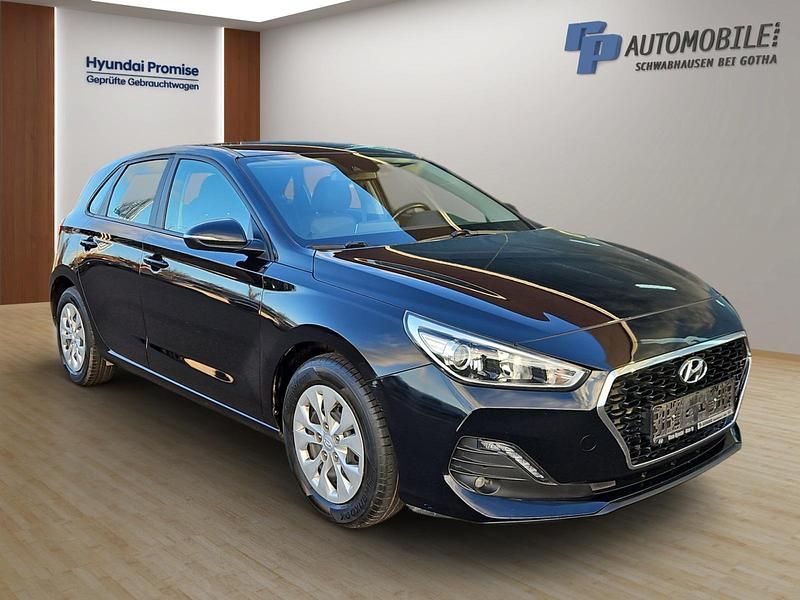 Gebraucht Hyundai i30 101 PS (74 kW) 2019 Rot Limousine