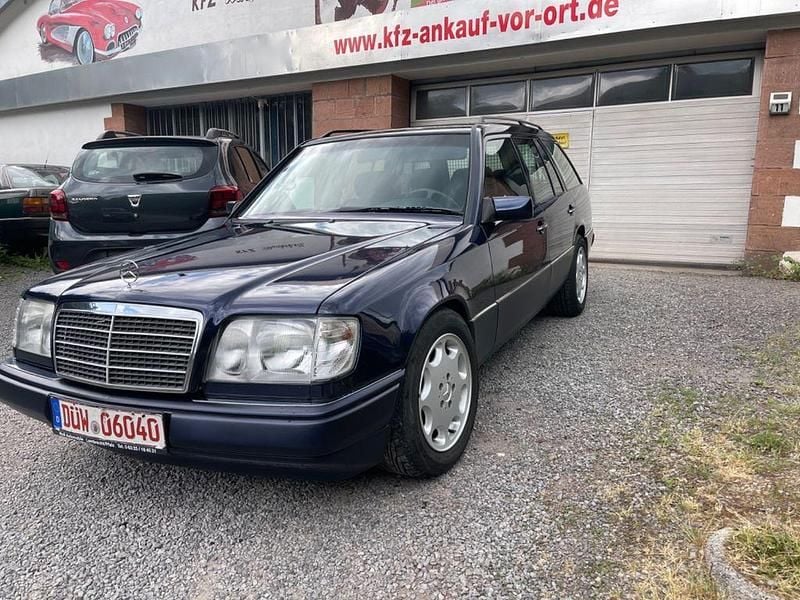 Second-hand Mercedes E320 220 CP (161 kW) 1994 Albastru Berlinǎ