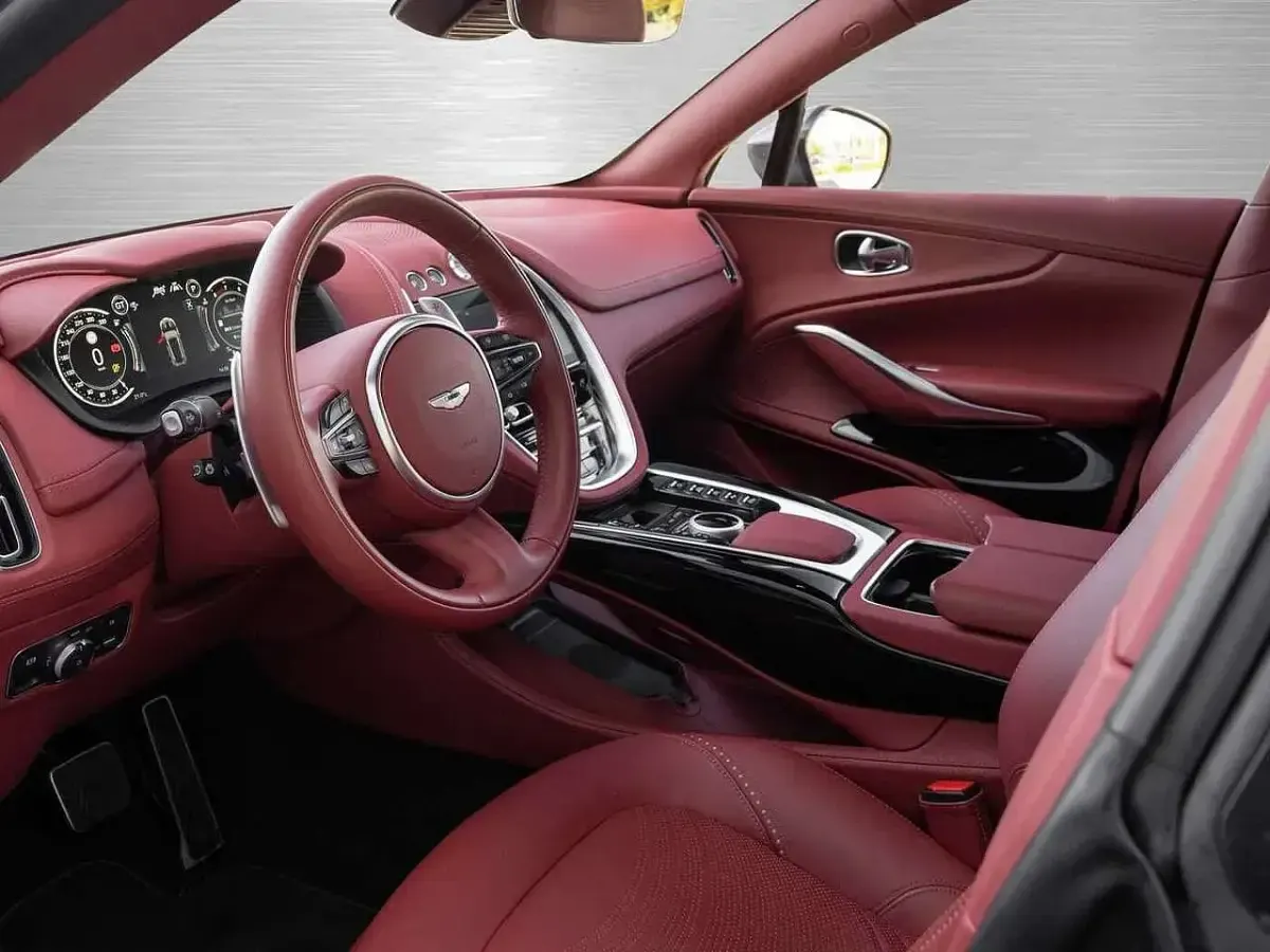 Gebraucht Aston Martin DBX 551 PS (405 kW) 2024 Magnetic silver SUV