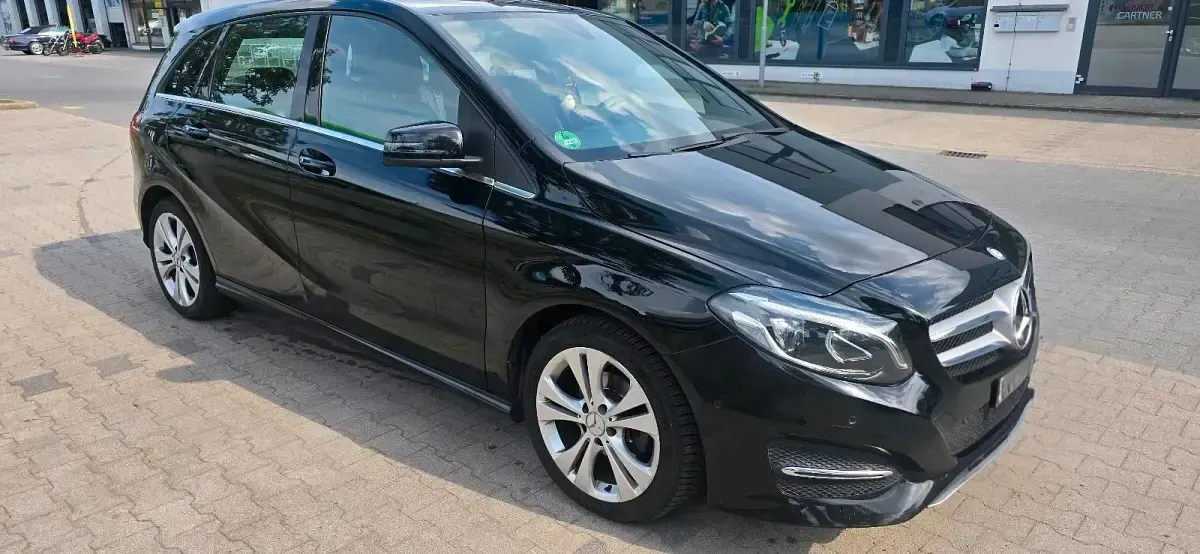 Gebraucht Mercedes B180 109 PS (80 kW) 2015 Schwarz Kleinwagen