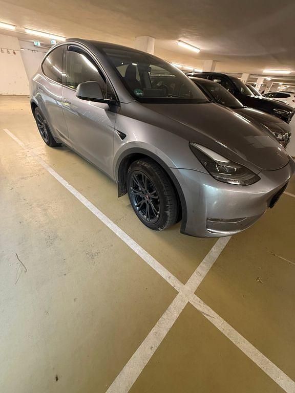 Grau Gebraucht 2024 Tesla Model Y Long Range AWD SUV | 42.000 € (Etwas zu teuer) - Bild 1/4