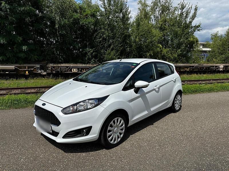 Weiß Gebraucht 2016 Ford Fiesta Kleinwagen | 7.999 € (Fairer Preis) - Bild 1/4
