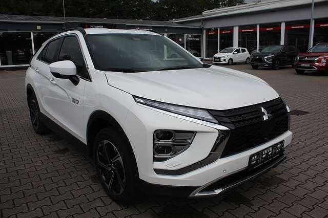 Weiß Gebraucht 2022 Mitsubishi Eclipse Cross Plus SUV | 25.730 € (Etwas zu teuer) - Bild 1/4