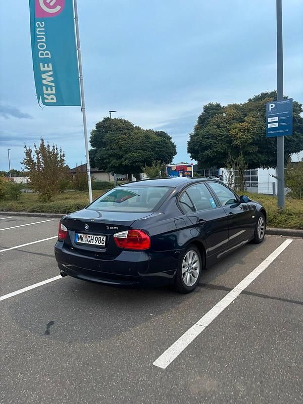 Blau Gebraucht 2006 BMW 320 Limousine | 1.700 € (Superpreis) - Bild 1/4