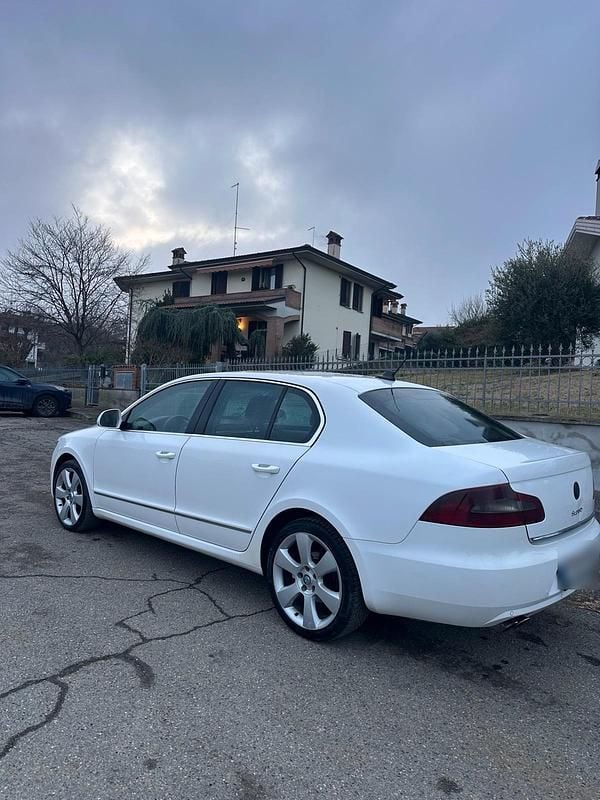 Second-hand Skoda Superb 170 CP (125 kW) 2008 Alb Berlinǎ