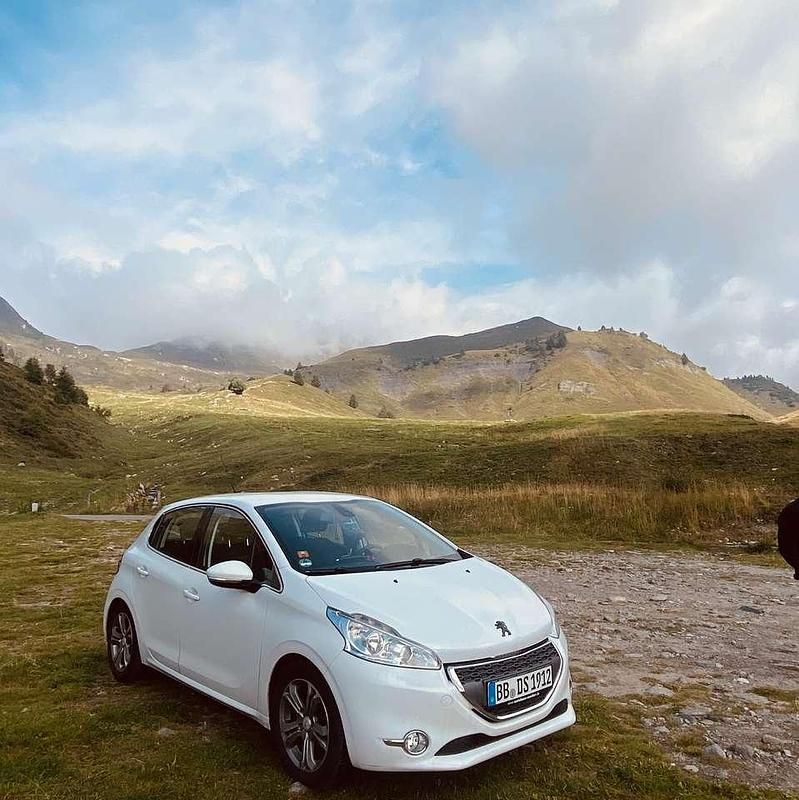Weiß Gebraucht 2012 Peugeot 208 Allure Kleinwagen | 7.800 € (Fairer Preis) - Bild 1/4