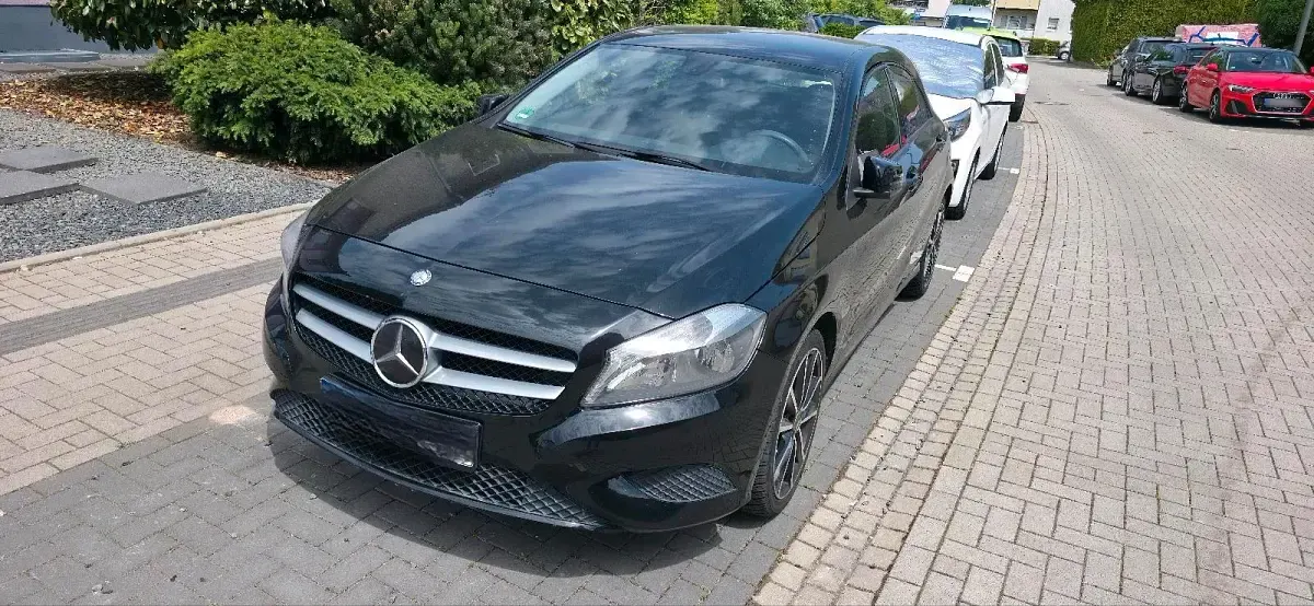 Gebraucht Mercedes A180 122 PS (89 kW) 2014 Schwarz Kleinwagen