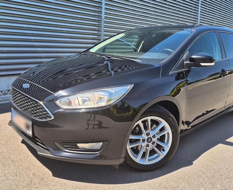 Schwarz Gebraucht 2017 Ford Focus Kombi | 5.990 € (Fairer Preis) - Bild 1/4