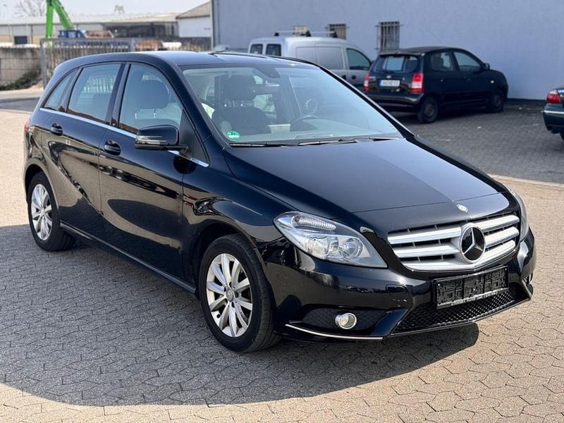 Gebraucht Mercedes B180 122 PS (89 kW) 2014 Schwarz Van / Kleinbus