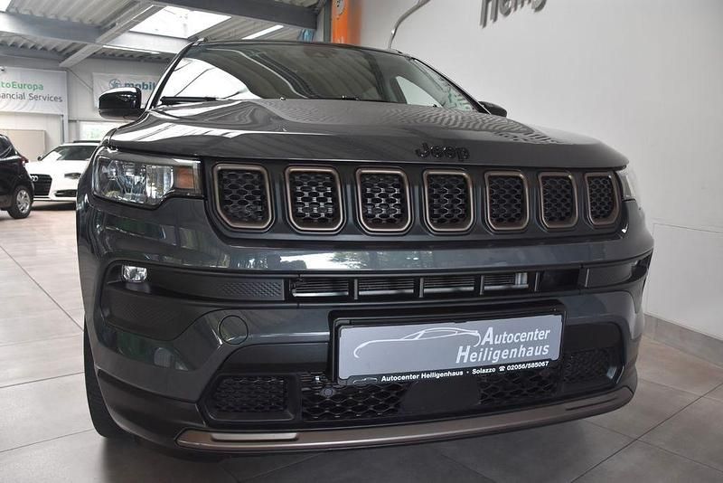 Grau Gebraucht 2022 Jeep Compass Limited SUV | 22.980 € (Guter Preis) - Bild 1/4