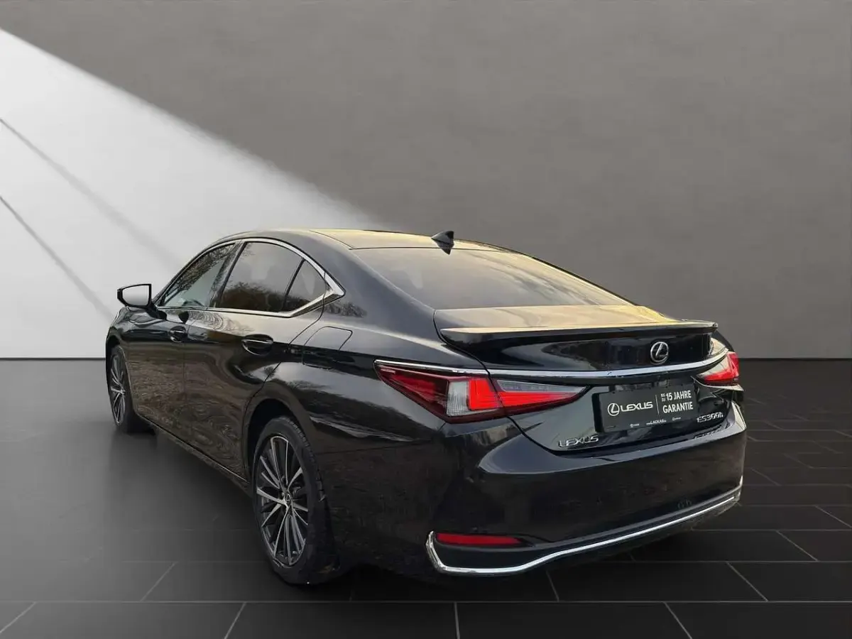Gebraucht Lexus ES300H Business Edition 218 PS (160 kW) 2026 Graphite black Limousine