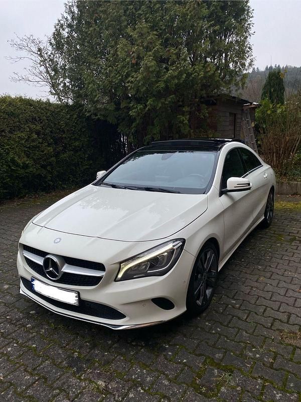 Weiß Gebraucht 2016 Mercedes CLA200 Urban Coupé | 15.499 € (Guter Preis) - Bild 1/4