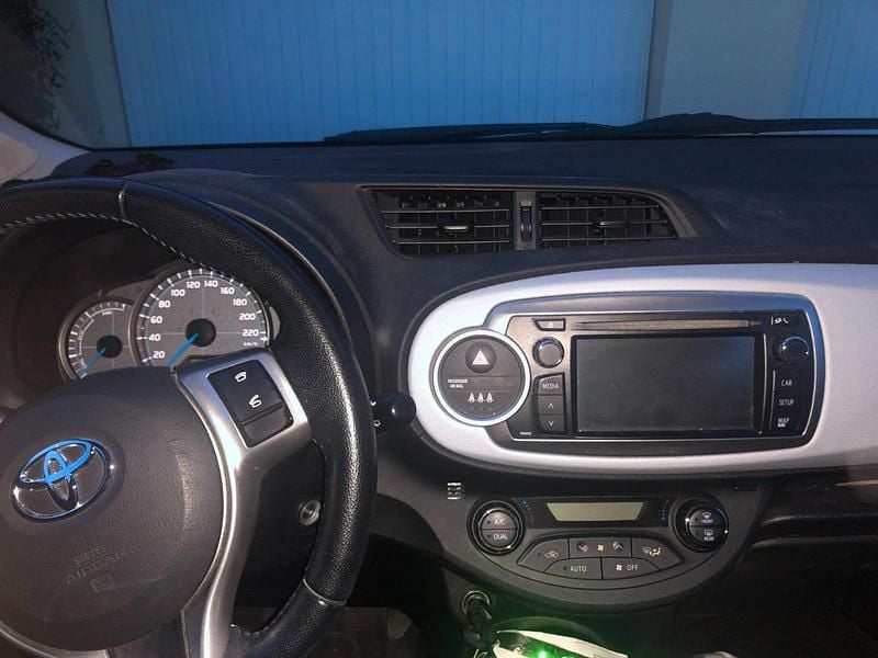 Gebraucht Toyota Yaris Hybrid 100 PS (73 kW) 2012 Grau Kleinwagen