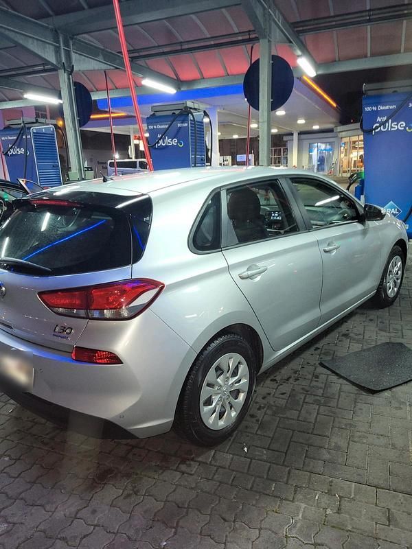 Gebraucht Hyundai i30 99 PS (72 kW) 2017 Silber Limousine