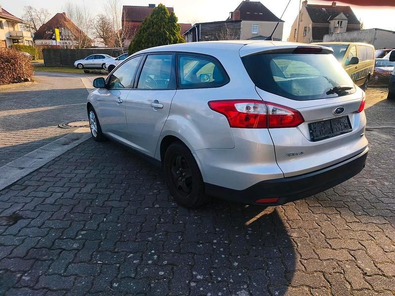 Gebraucht Ford Focus 100 PS (73 kW) 2014 Grau Kombi