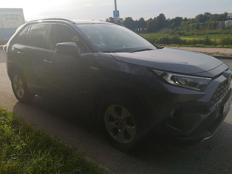 Grau Gebraucht 2021 Toyota RAV4 Hybrid SUV | 29.000 € - Bild 1/4