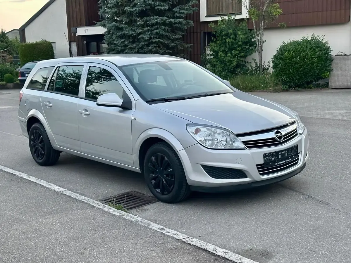 Gebraucht Opel Astra Edition 116 PS (85 kW) 2010 Grau Kombi