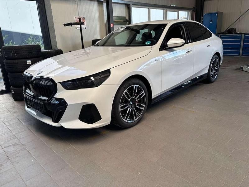 Mineralweiss metallic Gebraucht 2025 BMW 540 M Sport Limousine | 67.900 € (Superpreis) - Bild 1/1