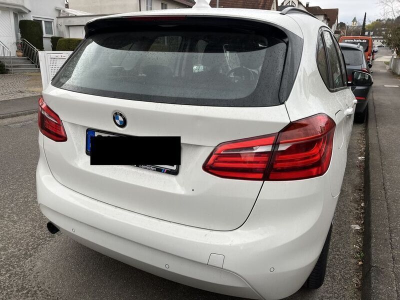 Weiß Gebraucht 2015 BMW 218 Active Tourer Van / Kleinbus | 13.500 € (Fairer Preis) - Bild 1/4