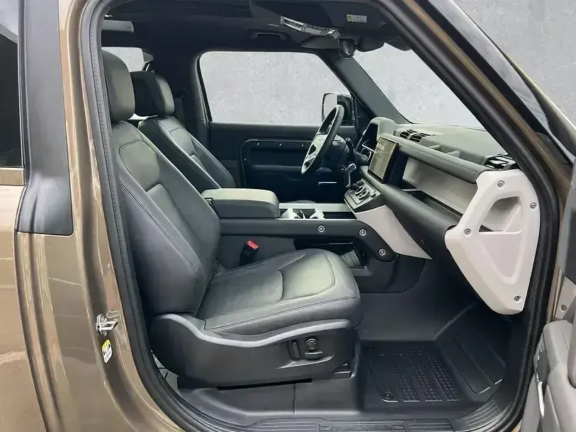 Gebraucht Land Rover Defender SE Dynamic 249 PS (183 kW) 2025 Gondwana stone SUV